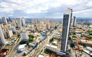 Goiânia também se beneficia da movimentação turística ao funcionar como porta de entrada para visitantes que seguem para diferentes regiões do estado