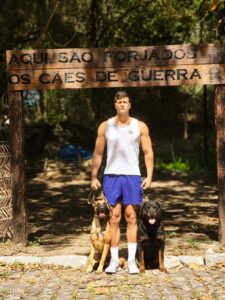 Soldado Fuzileiro Naval Lucas Oliveira Pereira conquistou a certificação internacional BH para o Cão de Guerra Quill.